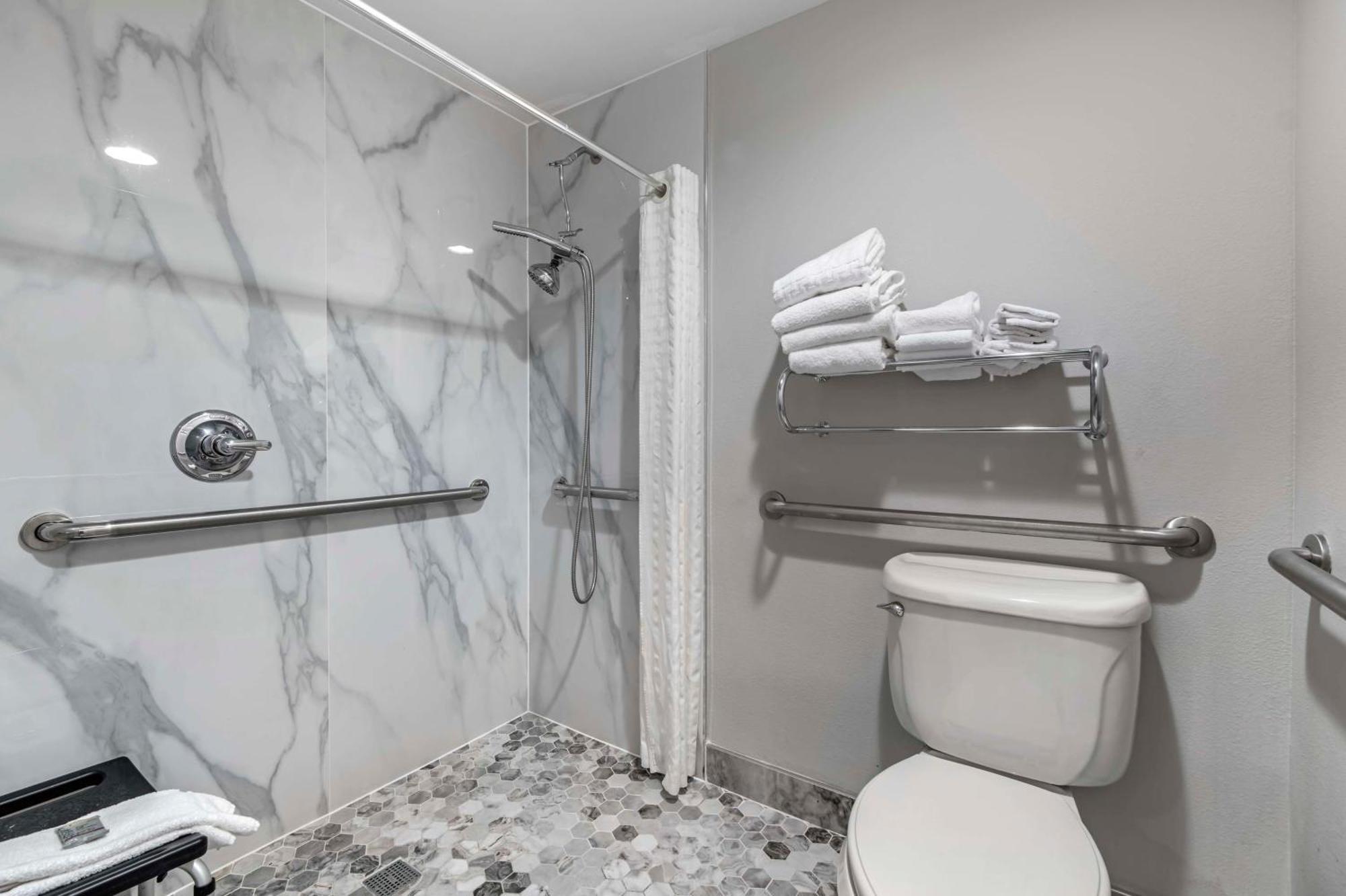 Queen Room with Two Queen Beds and Bath Tub - Disability Access,1624769455:JPEG